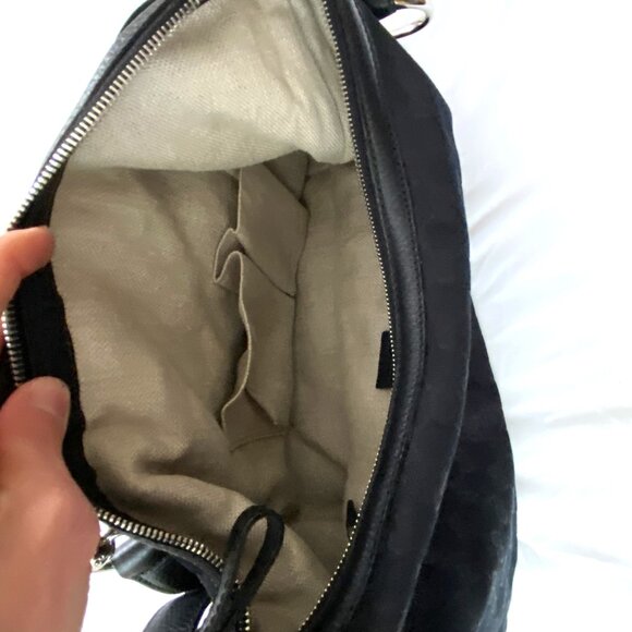 Gucci Black Shoulder Purse With Extension Strap and Accessible Zipper - Picture 3 of 12